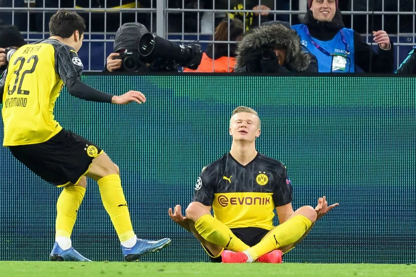 多特蒙德迎亚冠关键赛；赛前强势反弹；质疑声仍在；控场能力受关注