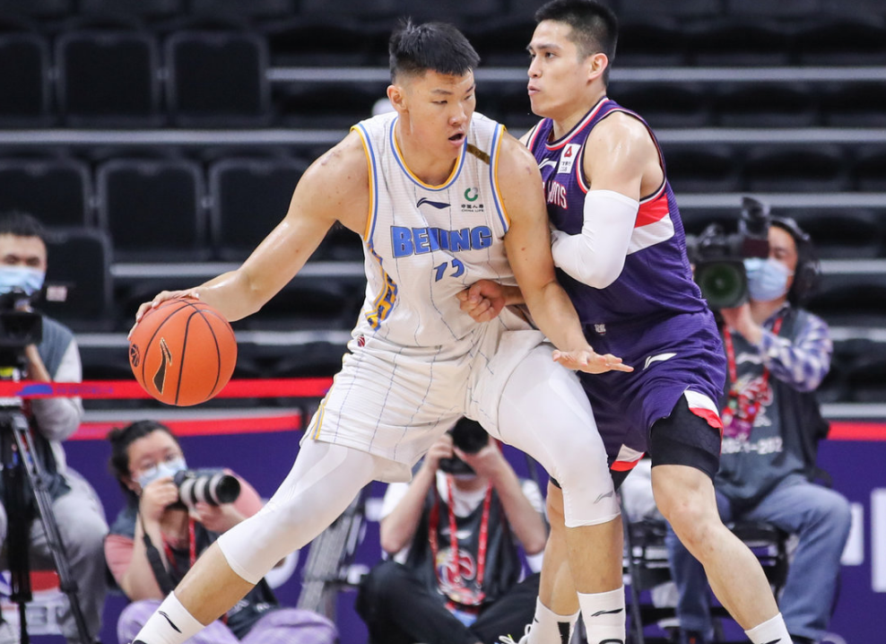 包含欧篮联关键时刻走向成谜；广东宏远门线救险；态度坚定；轮换策略成焦点的词条