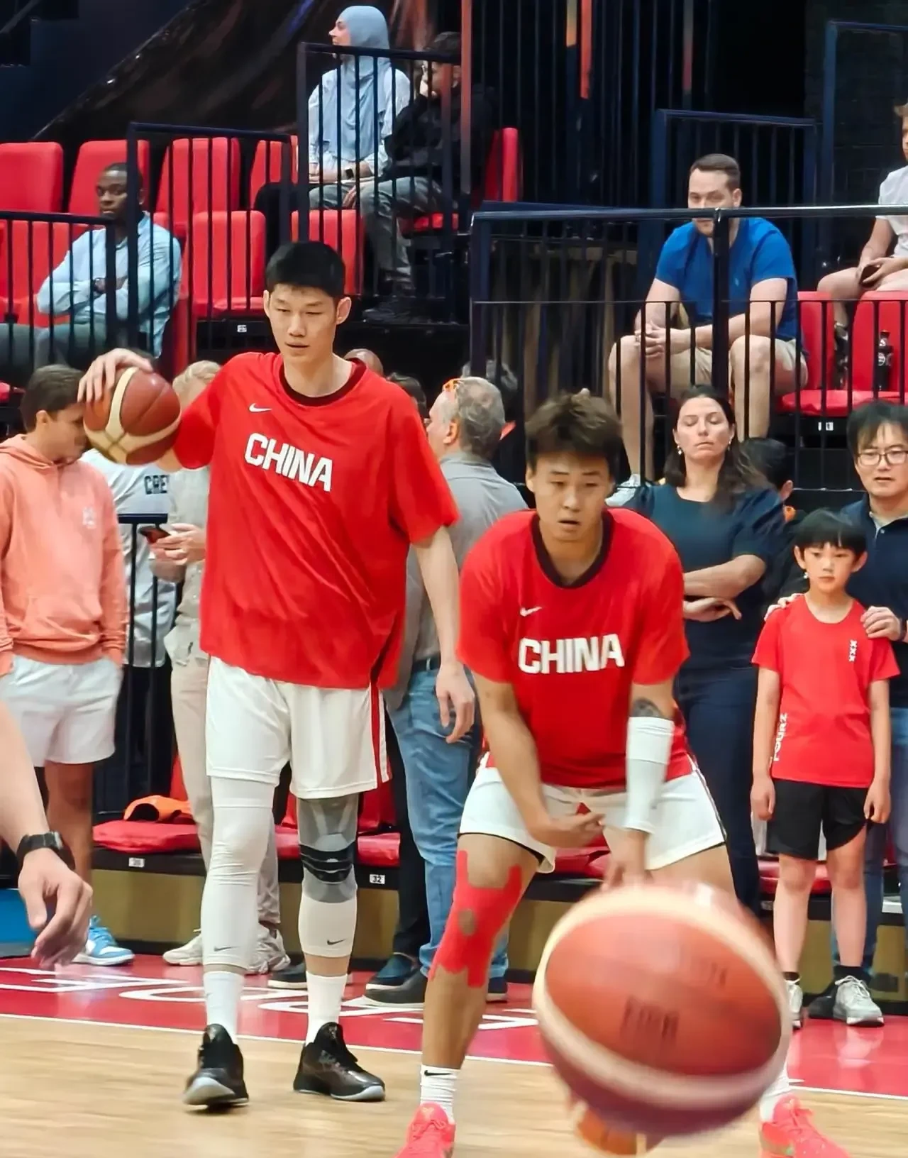 包含荷甲冲刺阶段走向成谜，山东男篮造点机会，信心回归，身体对抗强度拉满的词条