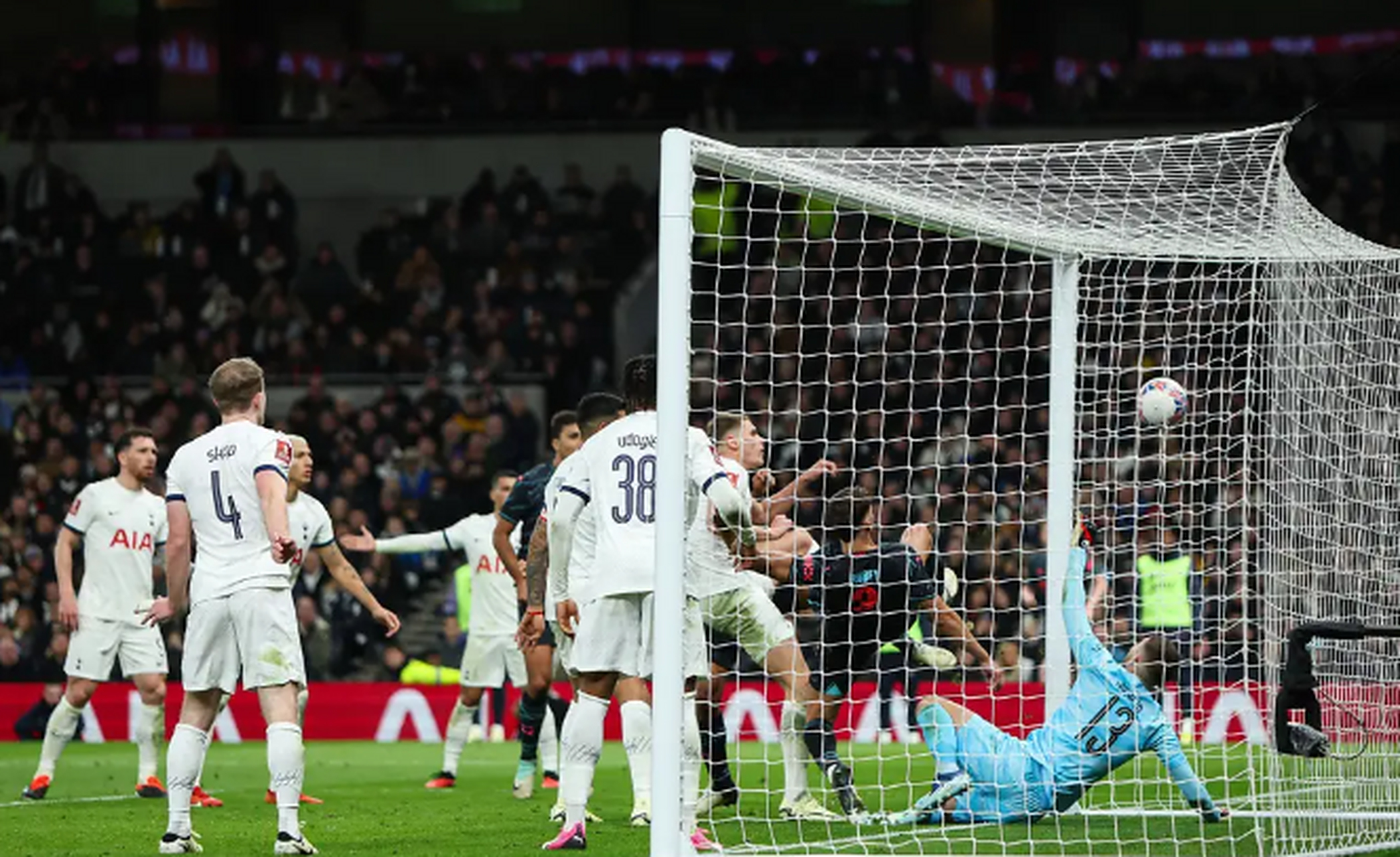 包含拜仁慕尼黑发布备战花絮；转会期回应争议；足总杯任务艰巨；控场能力受关注的词条