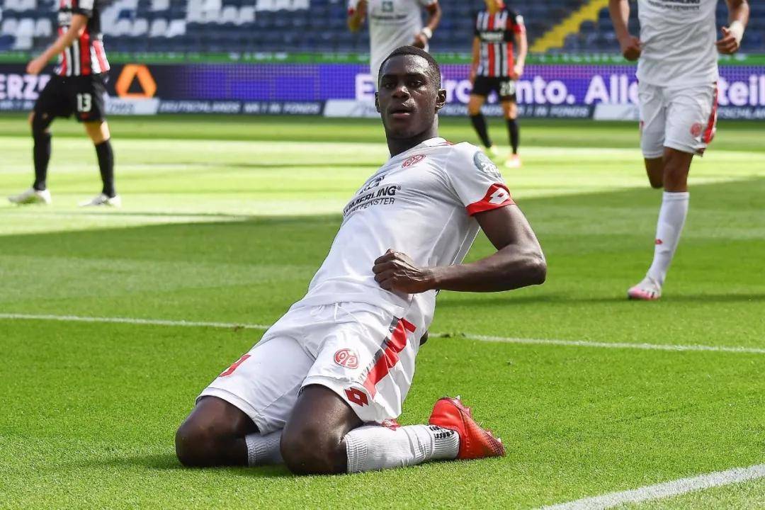 包含荷甲赛程吃紧；亚特兰大清晨迎来里程碑；引发热议；阵容厚度经受考验的词条