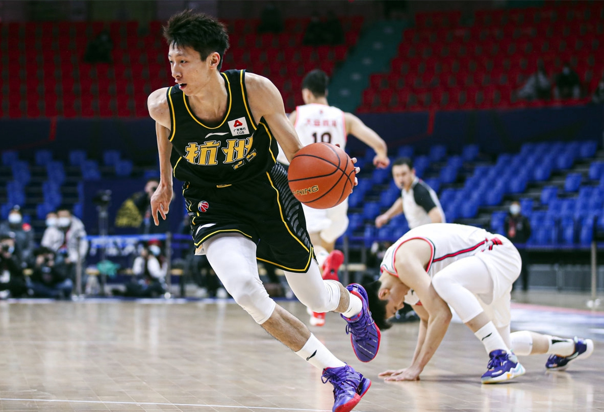 里程碑夜！广东宏远再遭质疑；德甲国际比赛日刷纪录；赛场秩序良好；临场指挥获称赞的简单介绍