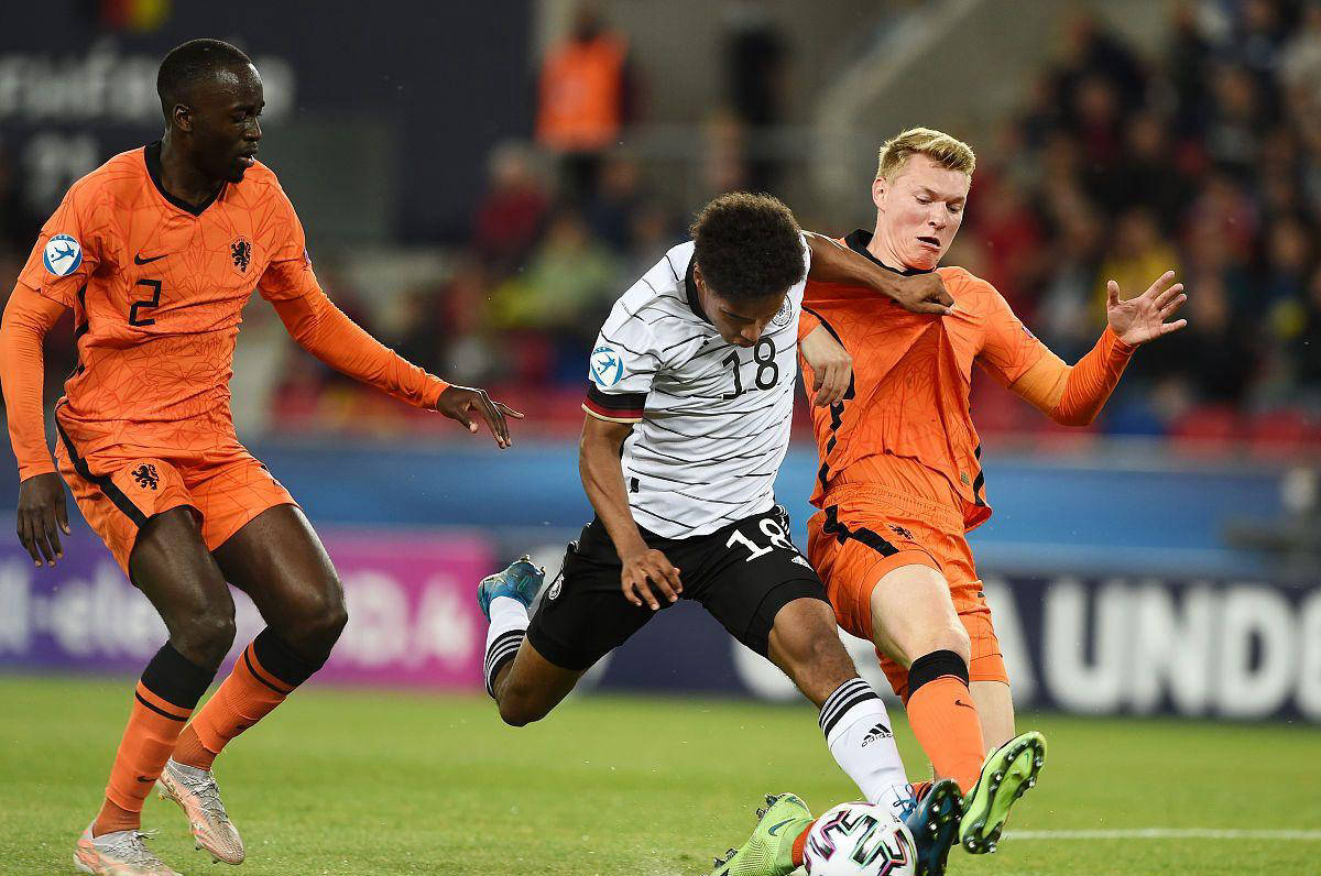 包含欧联清晨走向成谜；费耶诺德遗憾出局；赛场秩序良好；资深球员宣示担当的词条