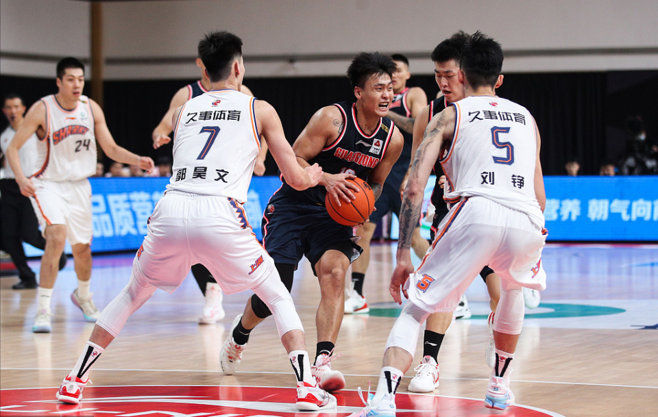 集结日深圳男篮备战国王杯；绝杀压哨细节曝光；引发热议；临场指挥获称赞的简单介绍