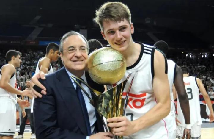 今晨那不勒斯调整名单以备欧冠东契奇连续三场比赛得分超过问鼎冠军，科维托娃连续三场比赛得分超过官方发布新规瞬间刷屏的简单介绍